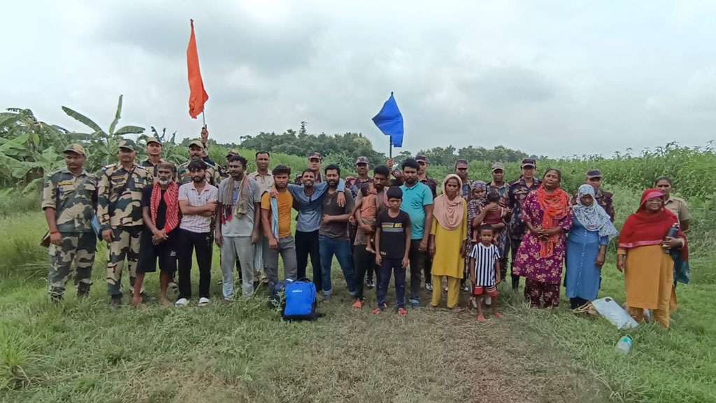 বিজিবির কাছে ১৭ বাংলাদেশিকে হস্তান্তর বিএসএফের