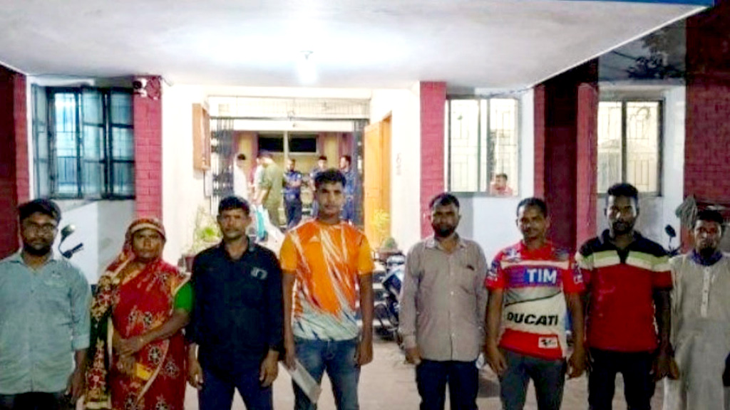 তলুইগাছা সীমান্তে বিজিবির কাছে ৫ বাংলাদেশি নাগরিককে হস্তান্তর