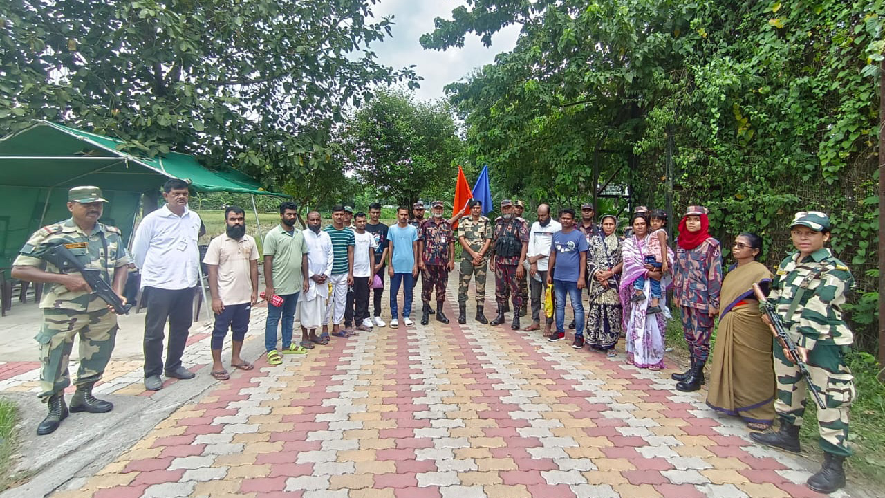 দর্শনা সীমান্ত দিয়ে ১২ বাংলাদেশিকে হস্তান্তর