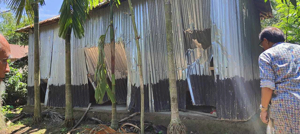 ‘আত্তির দল ঘর ভাইঙা দিল, লগে ধান-চালও শেষ করল’