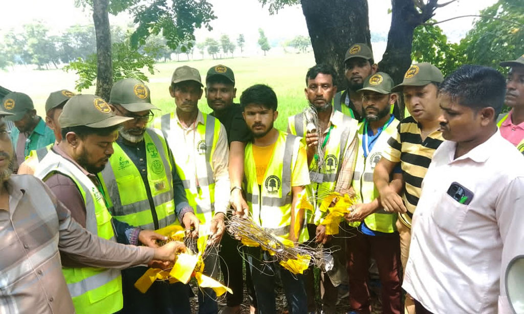 সচেতনতা ক্যাম্পে গিয়ে হাতি মারার ফাঁদ সরাল বন বিভাগ