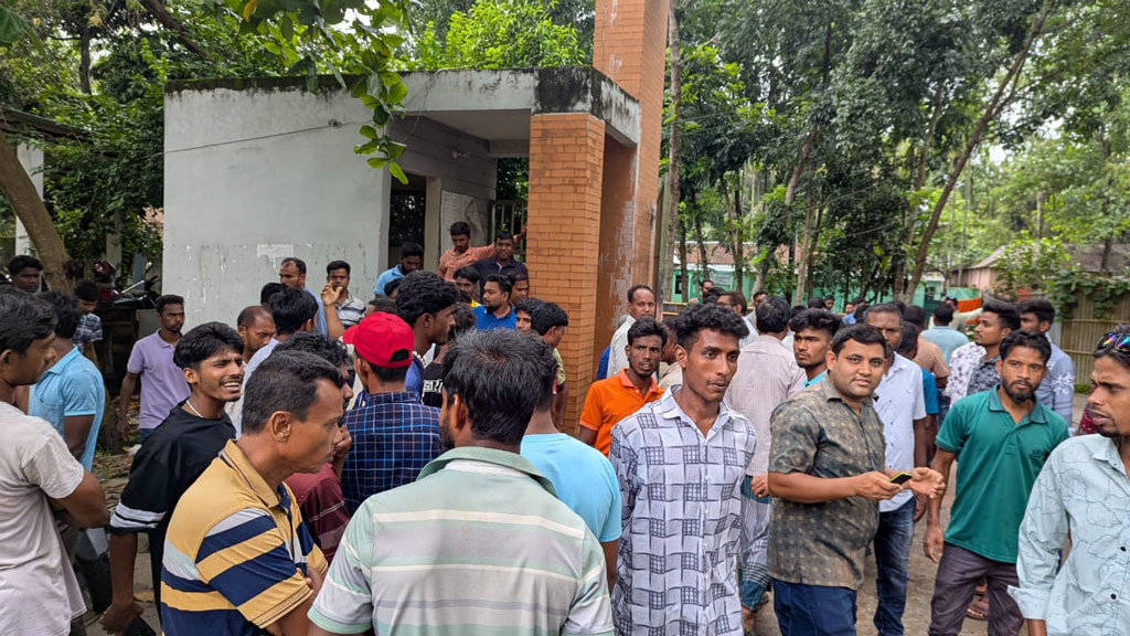 থানায় ঘেরাওয়ের পর মুক্তি পেলেন স্বেচ্ছাসেবক দলের নেতা