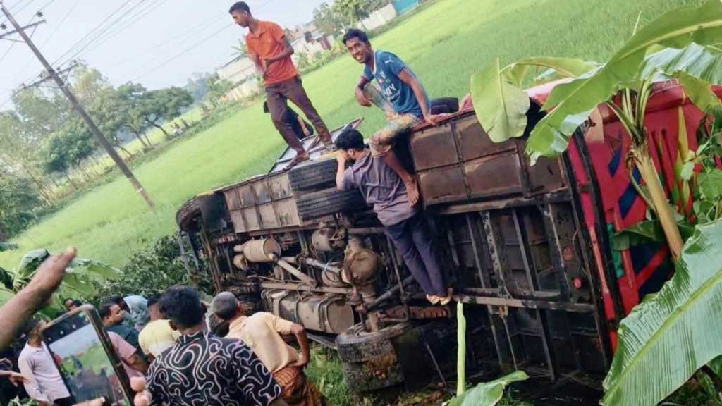 হাটহাজারীতে বাস উল্টে খাদে, শিশুসহ আহত ২০