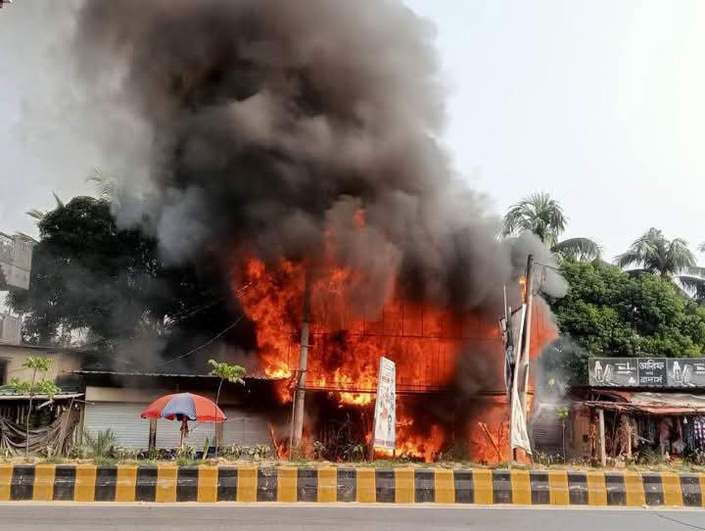 অগ্নিকাণ্ডে ক্ষতিগ্রস্ত ব্যবসায়ীর কান্না, ‘একেবারে নিঃস্ব হয়ে গেলাম’