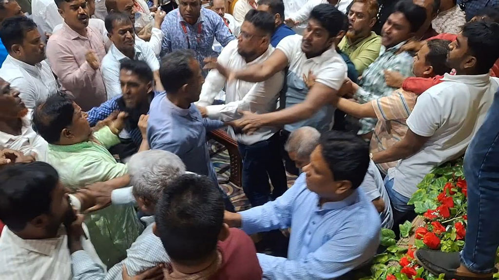 আমীর খসরুর সামনেই বিএনপির দুই পক্ষের হাতাহাতি