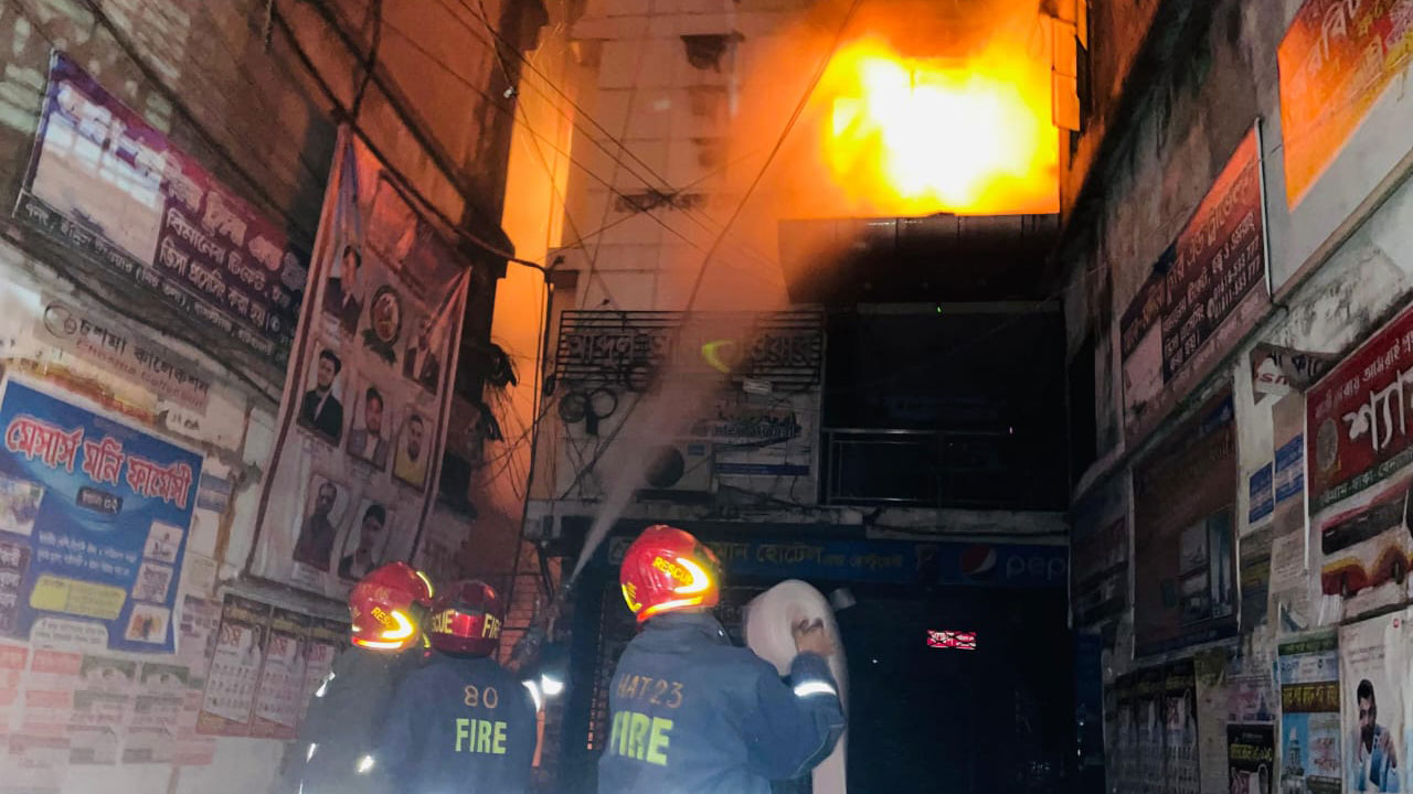 হাটহাজারীতে হোটেল পুড়ে আহত এক, ২ কোটি টাকার ক্ষতি