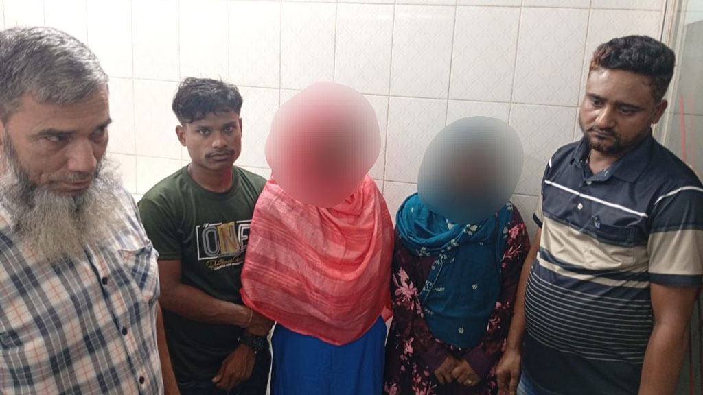 আবাসিক হোটেলে অনৈতিক কাজে জড়িত থাকার অভিযোগে আটক ৫