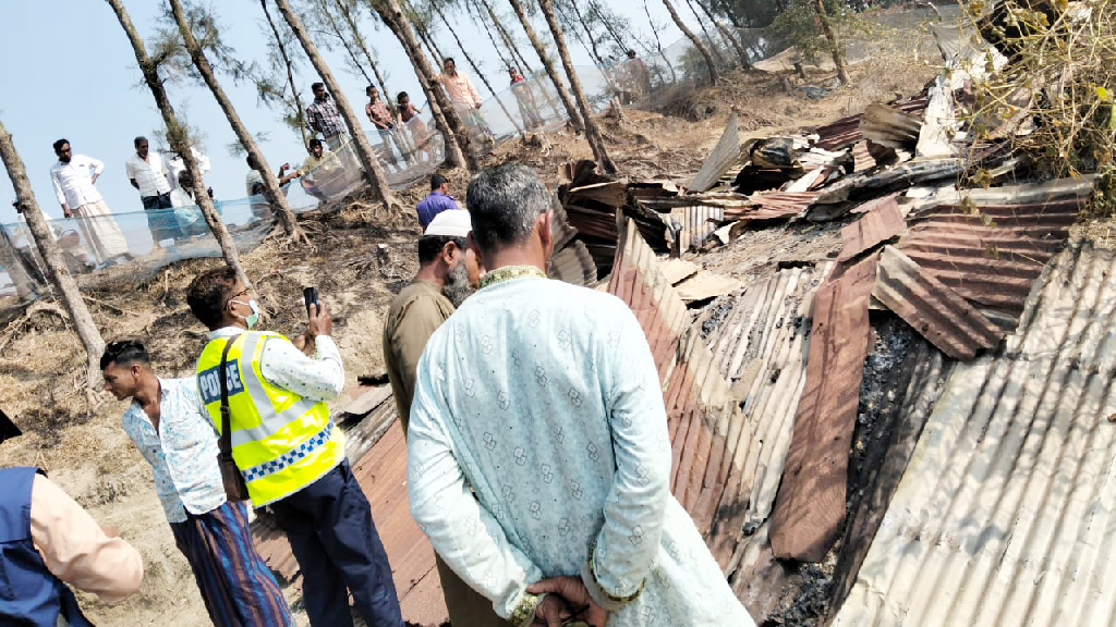 হাতিয়ায় ছাত্রদল নেতার ঘরে আগুন