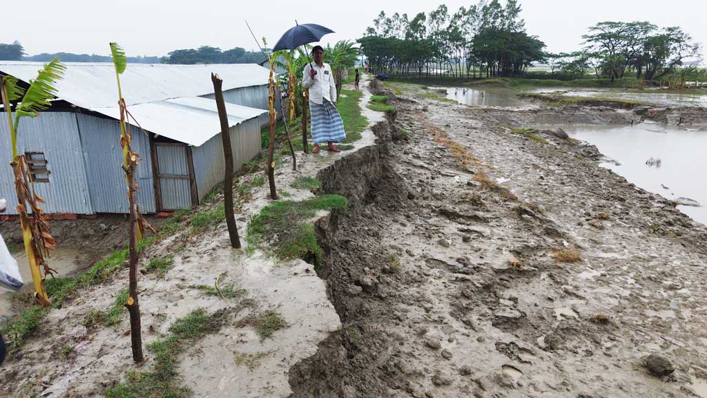 হাতিয়ায় জোয়ারে ক্ষতিগ্রস্ত বেড়িবাঁধ, ঝুঁকিতে ২০ হাজার পরিবার