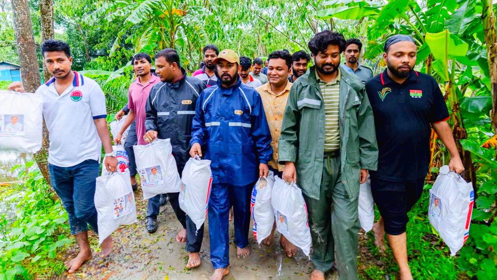 হাতিয়ায় পানিবন্দীদের পাশে ছাত্রদল