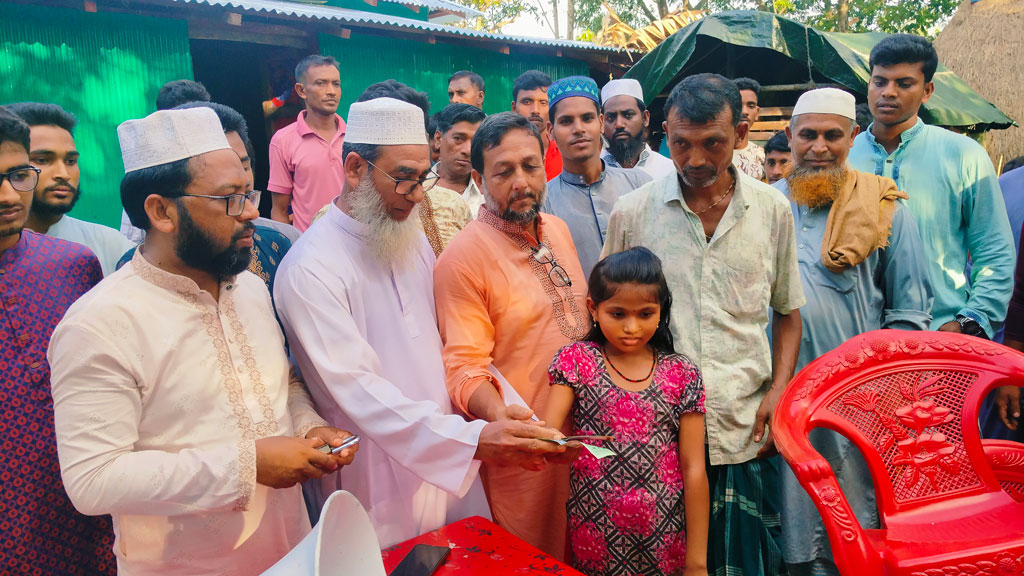 হাতিয়ায় অগ্নিকাণ্ডে ক্ষতিগ্রস্ত হিন্দু পরিবারের পাশে জামায়াত, নতুন ঘর হস্তান্তর