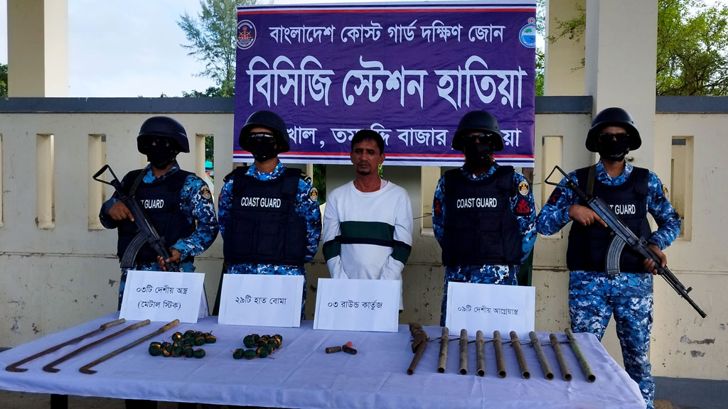 হাতিয়া মাছঘাট থেকে ৯টি আগ্নেয়াস্ত্র ও হাতবোমা জব্দ