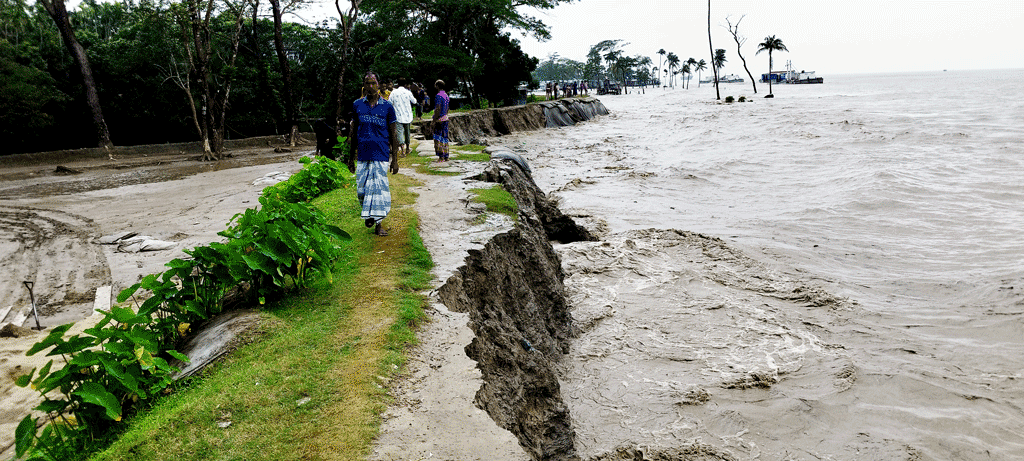 জোয়ারে বিধ্বস্ত হাতিয়ার বেড়িবাঁধ, আতঙ্কে উপকূলবাসী