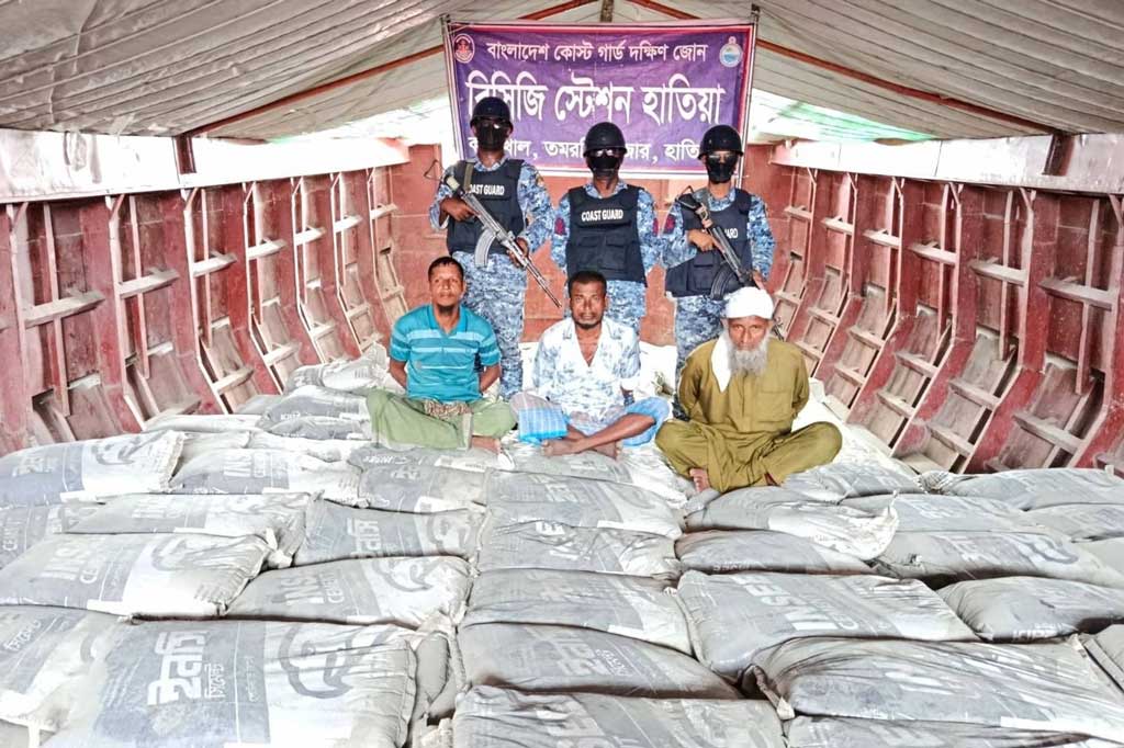 মিয়ানমারে পাচারের চেষ্টা, হাতিয়ায় ১৩৬০ বস্তা সিমেন্টসহ আটক ৩
