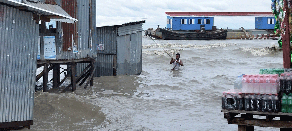 হাতিয়ায় দমকা হাওয়ায় ভারী বৃষ্টি, নৌযোগাযোগ বন্ধ