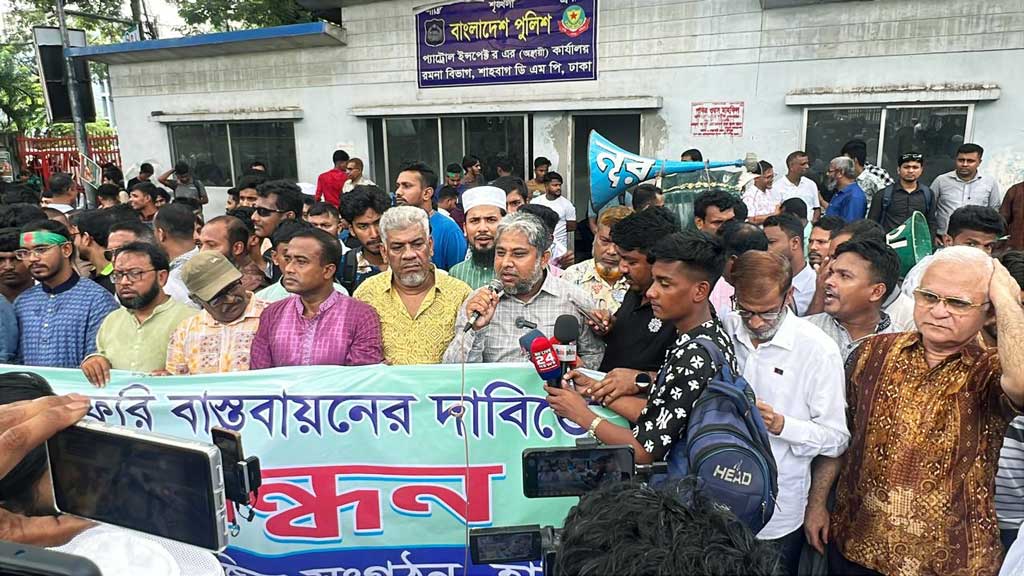 হাতিয়ায় স্থায়ী ফেরী সার্ভিসের দাবিতে মানববন্ধন