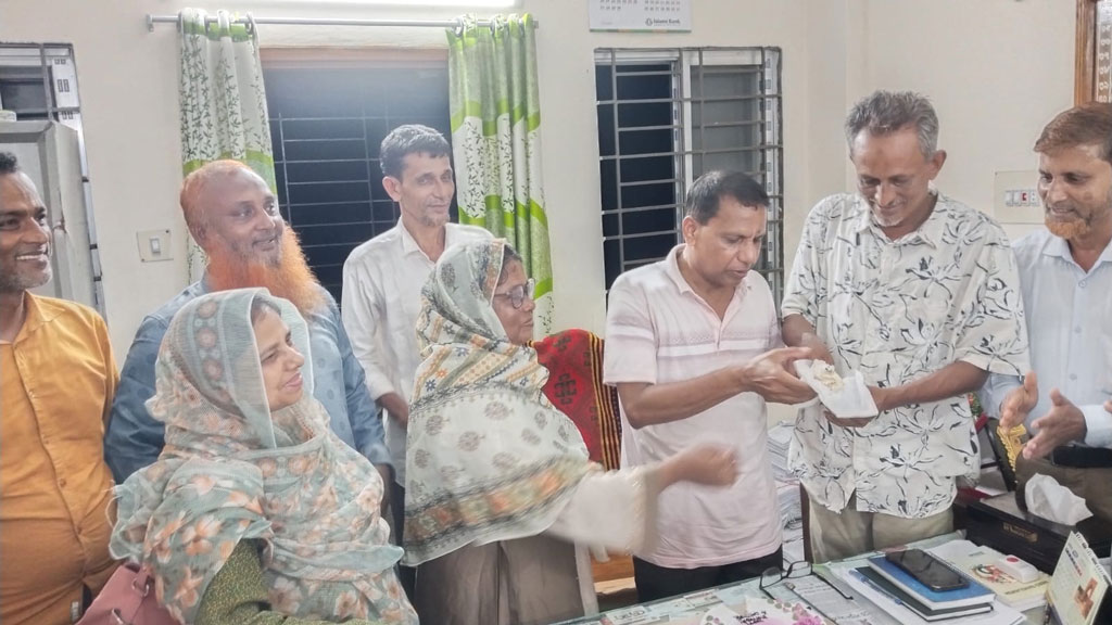 চাঁদা তুলে হাতিয়া প্রাথমিক শিক্ষা অফিসে কর্মকর্তার জন্মদিন উদ্যাপন