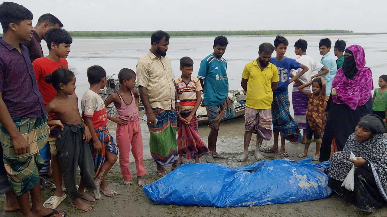 হাতিয়ায় বাল্কহেডের ধাক্কায় ট্রলারডুবি, এক জেলে নিখোঁজ, একজনের মরদেহ উদ্ধার