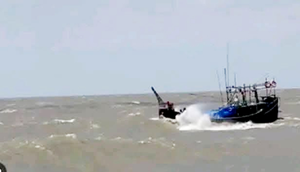 বৈরী আবহাওয়ায় হাতিয়ায় ৩ মাছধরা ট্রলার ডুবি, ৪৮ জেলে উদ্ধার