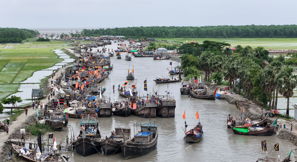 নিষেধাজ্ঞার পর বৈরী আবহাওয়া, হাতিয়ার লক্ষাধিক জেলে পরিবার দুশ্চিন্তায়