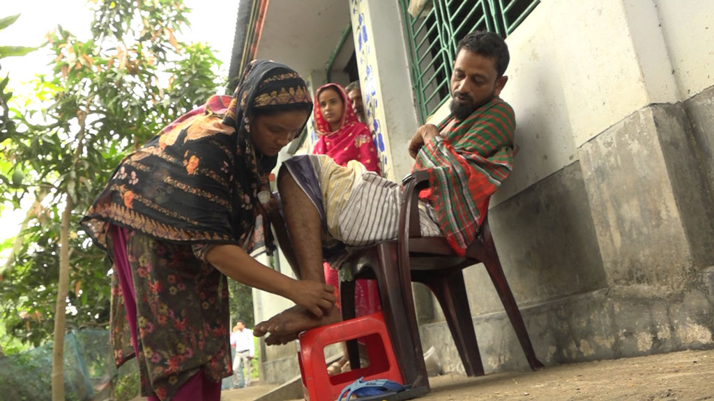 ট্রেন থেকে ফেলে দেওয়া মতিউর ব্যথায় কাতরাচ্ছেন, থানায় মামলা