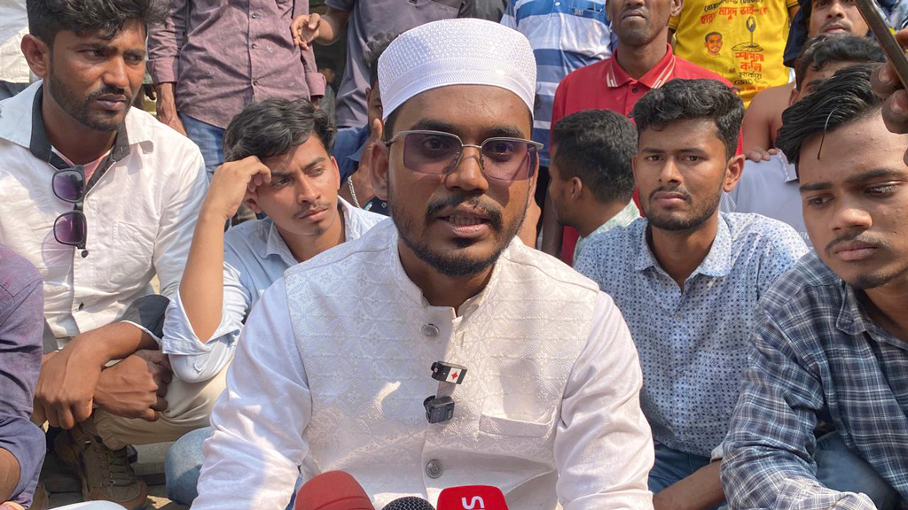 হাতিয়ায় হান্নান মাসউদের গাড়িবহরে হামলা, বিচারের দাবিতে সড়কে অবস্থান