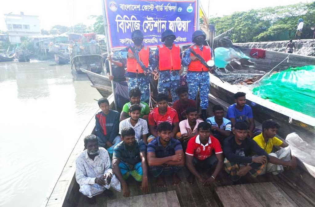 সমুদ্রে ভাসতে ভাসতে নেটওয়ার্ক পেয়ে ৯৯৯-এ কল, প্রাণে রক্ষা ১৪ জেলের