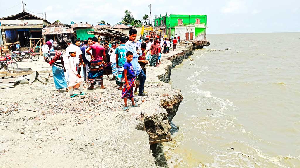 দ্বীপ উপজেলা হাতিয়া: অব্যাহত নদীভাঙনে দিশেহারা