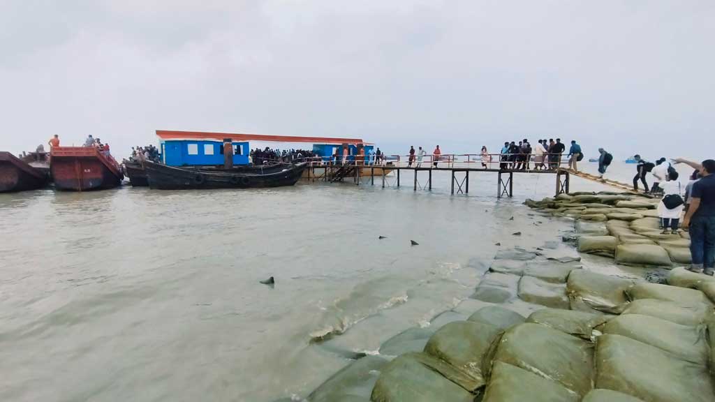 দুর্যোগপূর্ণ আবহাওয়ায় হাতিয়ার সঙ্গে নৌ-যোগাযোগ বন্ধ