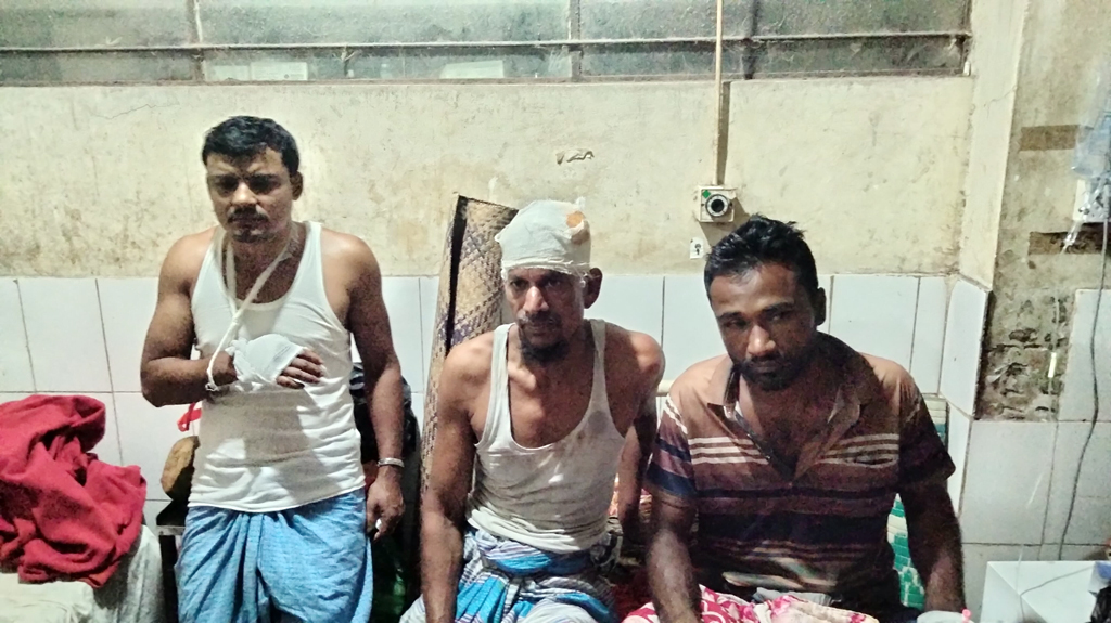 বিয়েবাড়িতে হুজুরকে দাওয়াত না দেওয়ায় সংঘর্ষ, আহত ১১