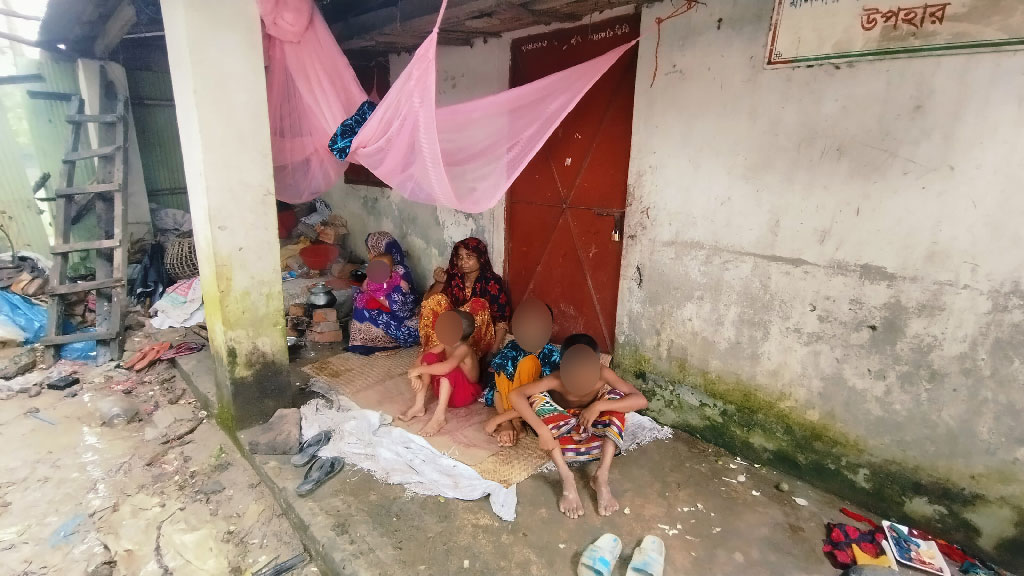 সুদের টাকা না দেওয়ায় ঘরে তালা, ৮ দিন ধরে বাইরে রিকশাচালকের পরিবার