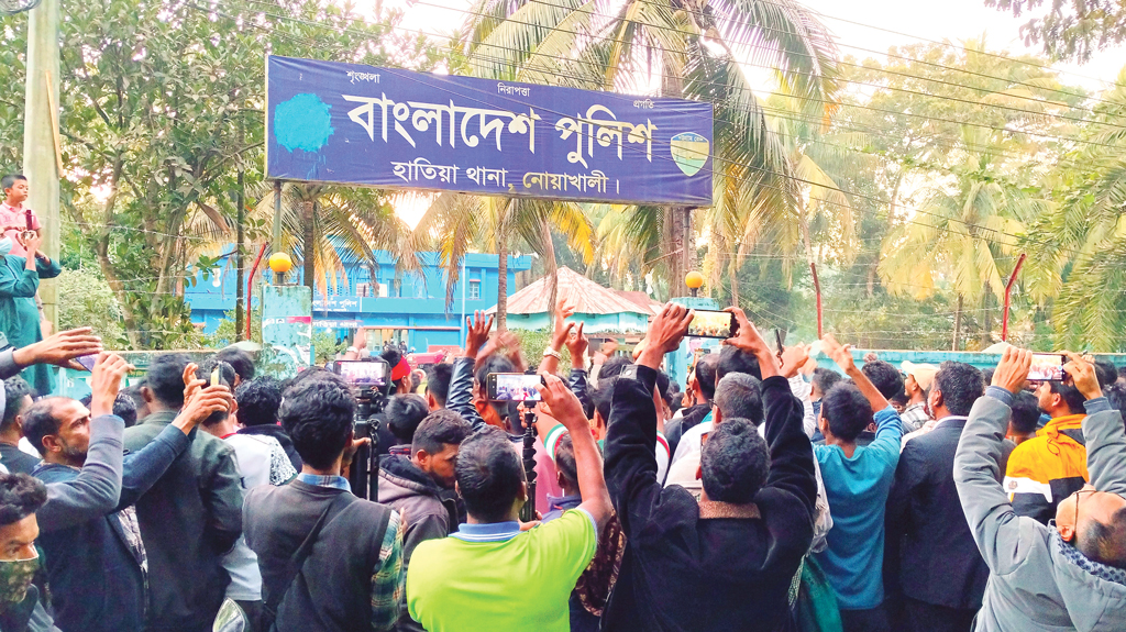 হাতিয়ায় এনসিপি নেতা হান্নান মাসউদকে হুমকির প্রতিবাদে বিক্ষোভ