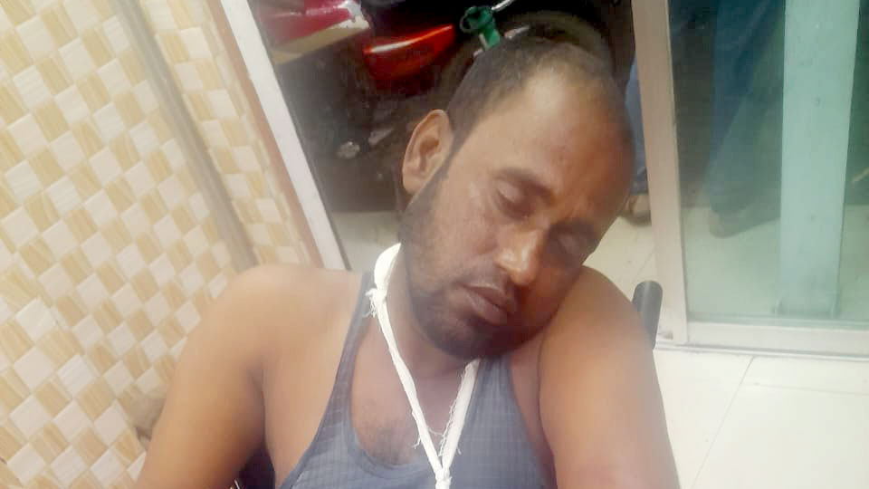 হাতিয়ায় চৌকিদারের হাত ভেঙে দিলেন শ্রমিক দল নেতা