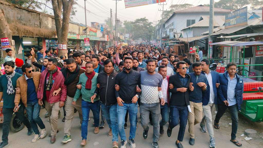 হাতিয়ায় শিক্ষার্থীকে অস্ত্র দিয়ে ফাঁসানোর অভিযোগ, বিক্ষোভ