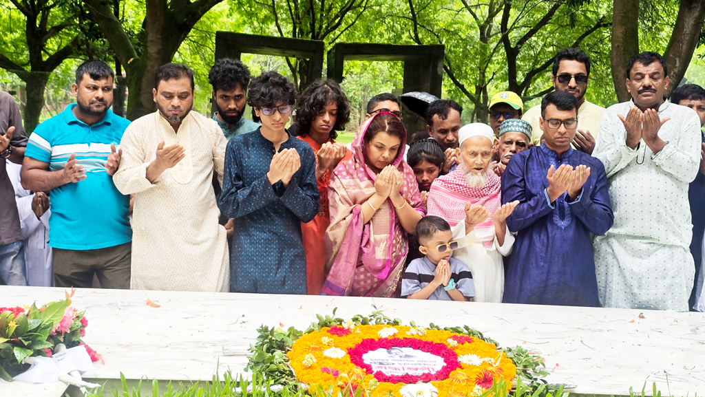 নানা আয়োজন আর শ্রদ্ধা-ভালোবাসায় ভক্তদের হুমায়ূন স্মরণ