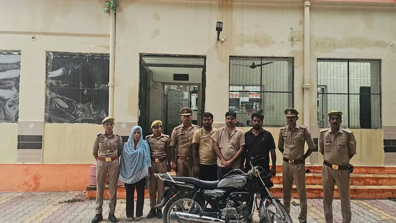 দুধে ঘুমের ওষুধ মিশিয়ে অচেতন, পরে বিছানায় সাপ ছেড়ে দিয়ে স্বামীকে হত্যা