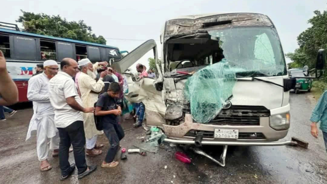 ইবির শিক্ষকদের বহনকারী বাসের সঙ্গে লোকাল বাসের ধাক্কা, কয়েকজন আহত