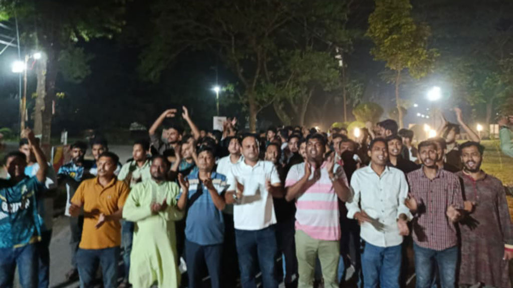 জবি ছাত্রদল নেতার লাশ উদ্ধার: ইবিতে নেতা-কর্মীদের মহাসড়ক অবরোধ-বিক্ষোভ