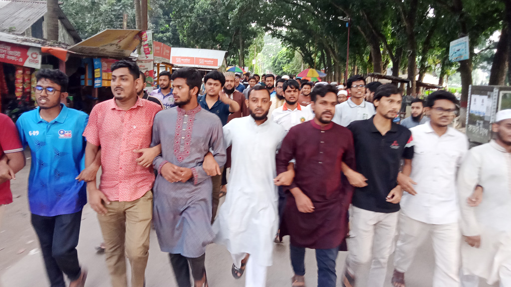 চবিতে শিক্ষার্থীদের ওপর হামলার প্রতিবাদে ইবিতে বিক্ষোভ