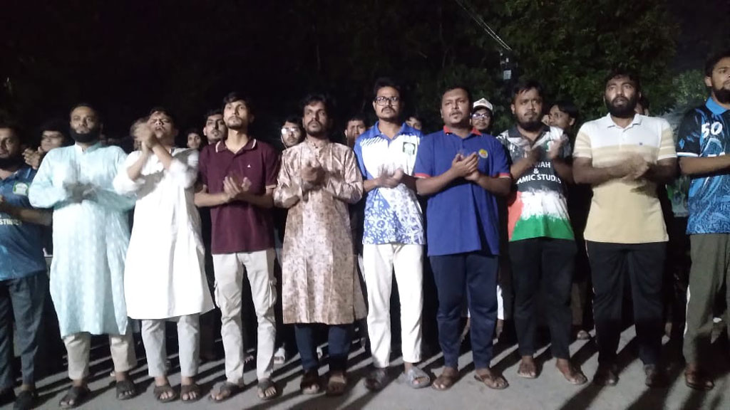 ভিপি নুরের ওপর হামলার প্রতিবাদে ইবিতে শিক্ষার্থীদের বিক্ষোভ