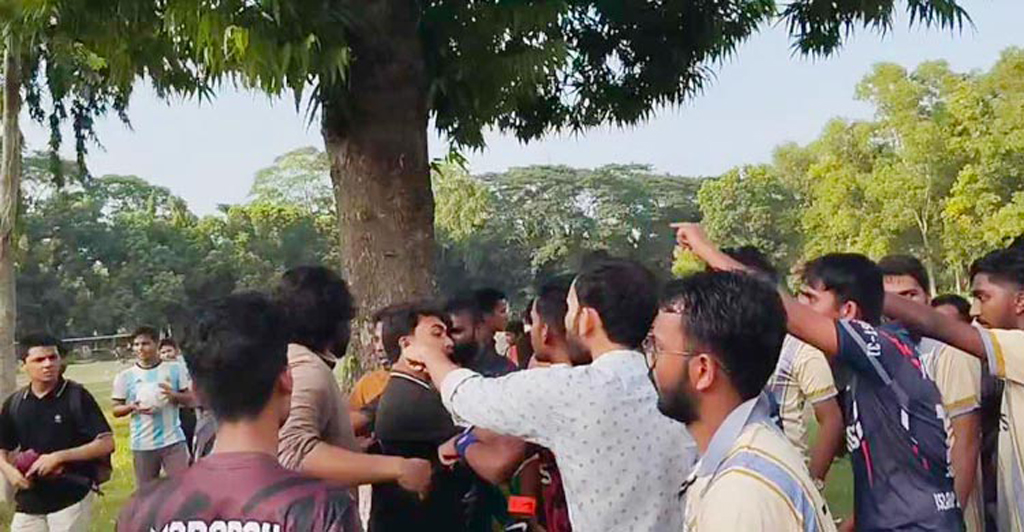 ইবিতে খেলাকে কেন্দ্র করে হাতাহাতি, দফায় দফায় সাংবাদিকদের ওপর হামলা