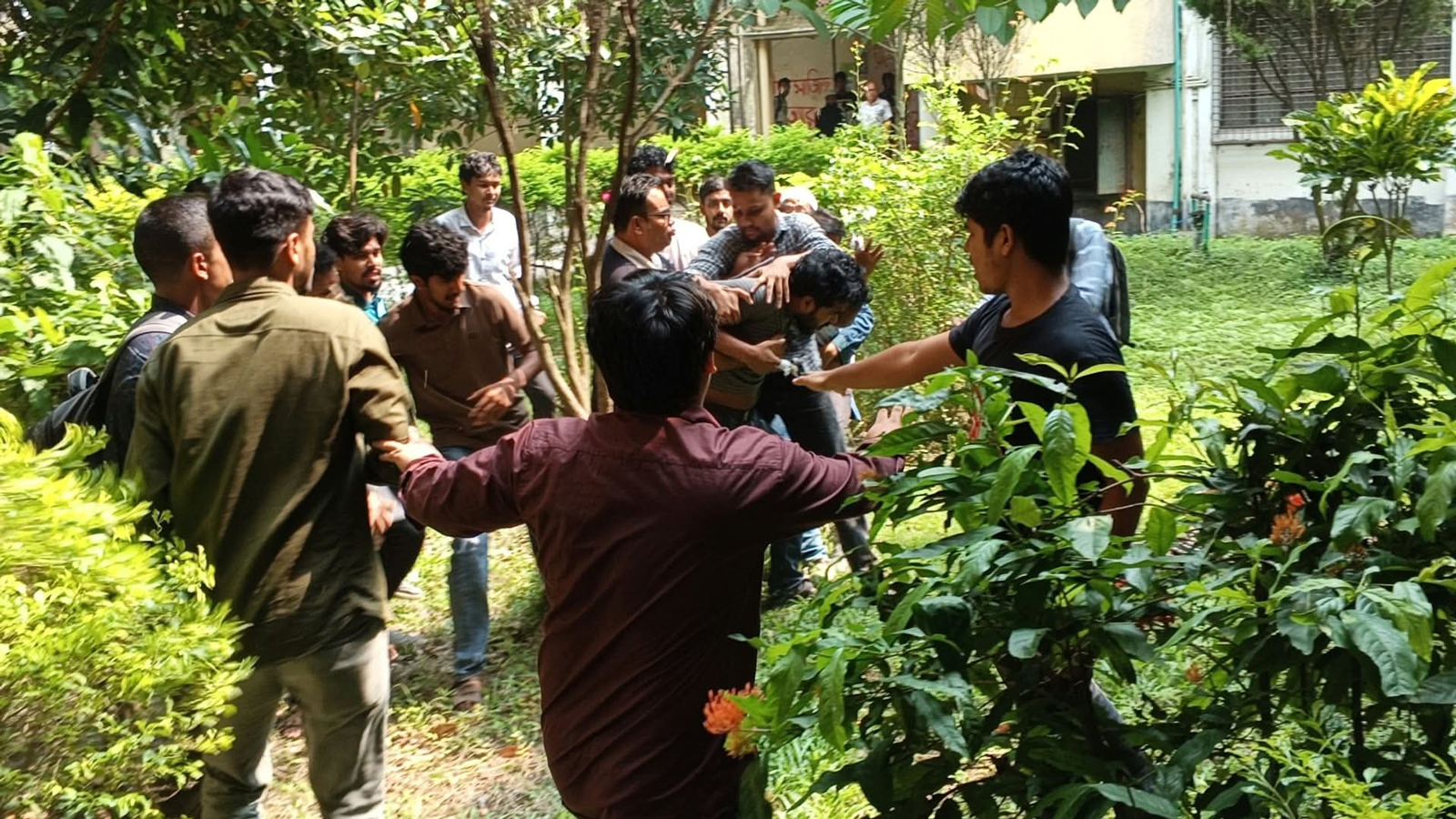সমঝোতা বৈঠকের পর ইবিতে দুই বিভাগের মারামারি, শিক্ষকসহ আহত ২