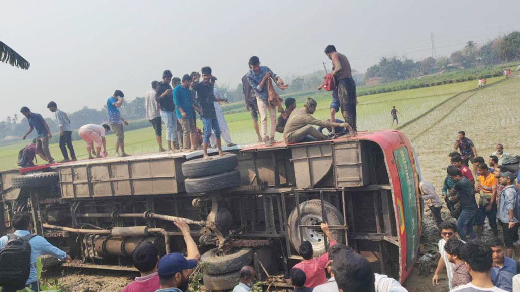 ইবির শিক্ষার্থীবাহী বাস উল্টে ধানখেতে, আহত ২৫