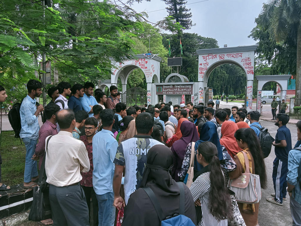 বাস ভাড়া কেন্দ্র করে ইবি ছাত্রীকে মারধর, ৫ পরিবহন আটকে রেখেছেন শিক্ষার্থীরা