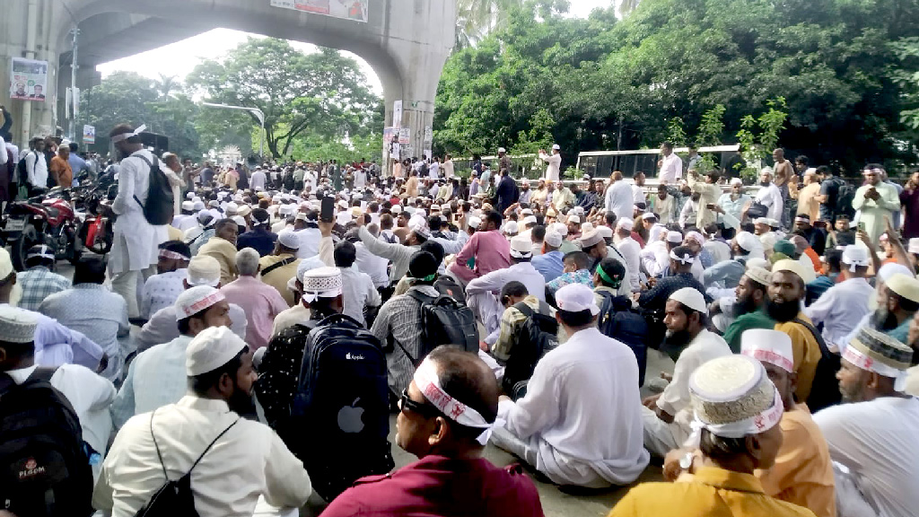 ইবতেদায়ি শিক্ষকদের যমুনা অভিমুখে লংমার্চ আটকে দিল পুলিশ