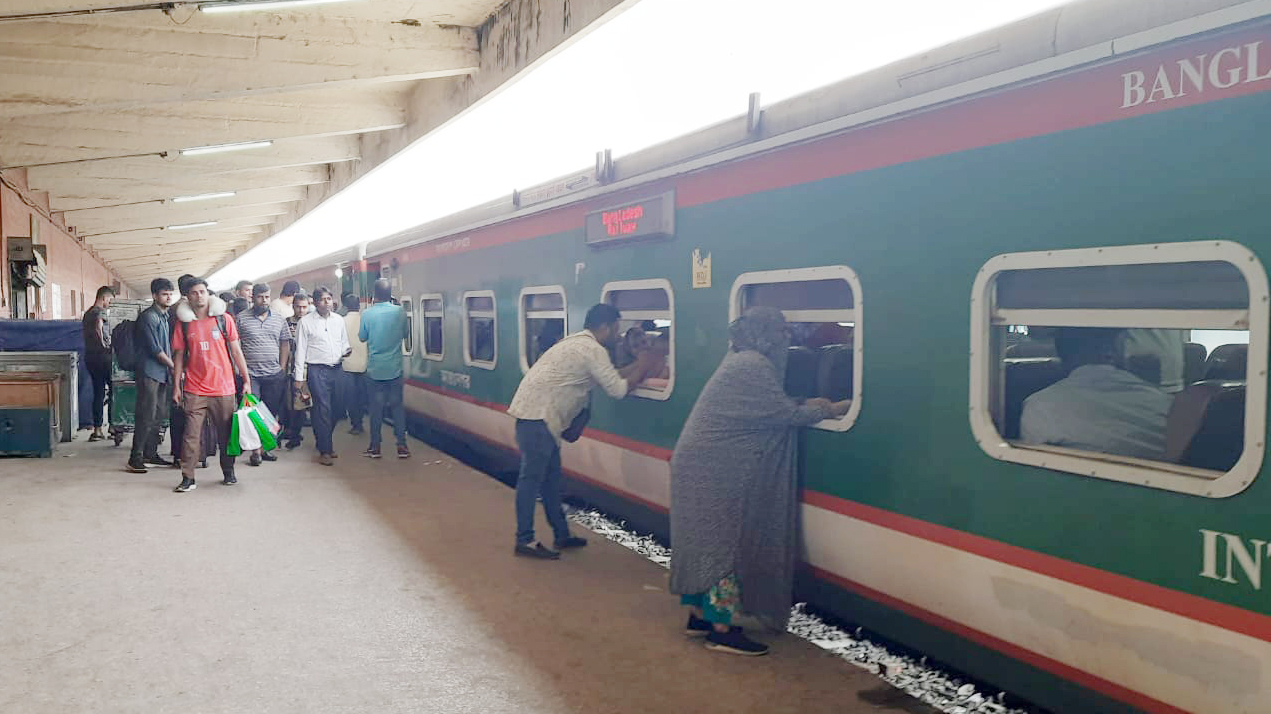 ঈদযাত্রা: নির্ধারিত সময়ে ছাড়ছে ট্রেন, চলছে দুই স্তরের চেকিং