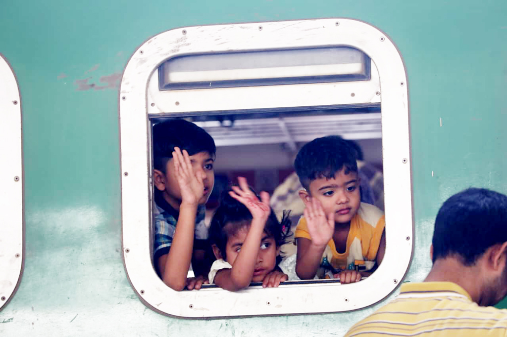 ঈদযাত্রার দ্বিতীয় দিনে রেলস্টেশনে বেড়েছে ভিড়