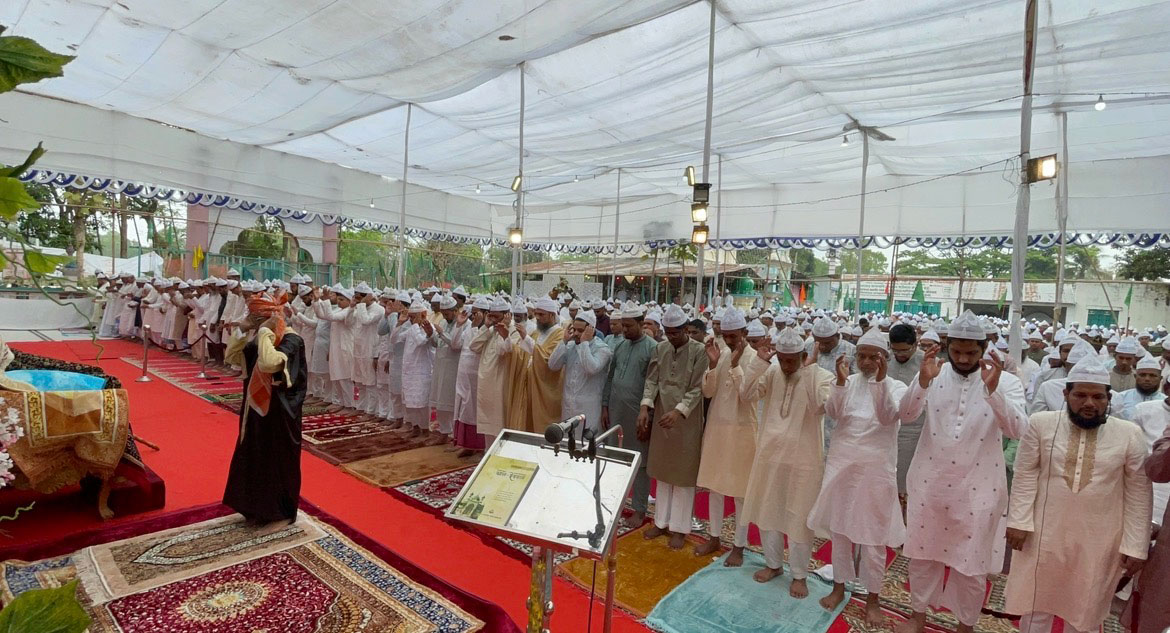 আজ সকাল ৯টায় জাহাঁগিরিয়া শাহ সুফি মমতাজিয়া দরবার শরিফের প্রধান মাঠ প্রাঙ্গণে অনুষ্ঠিত হয় ঈদের জামাত। ছবি: আজকের পত্রিকা