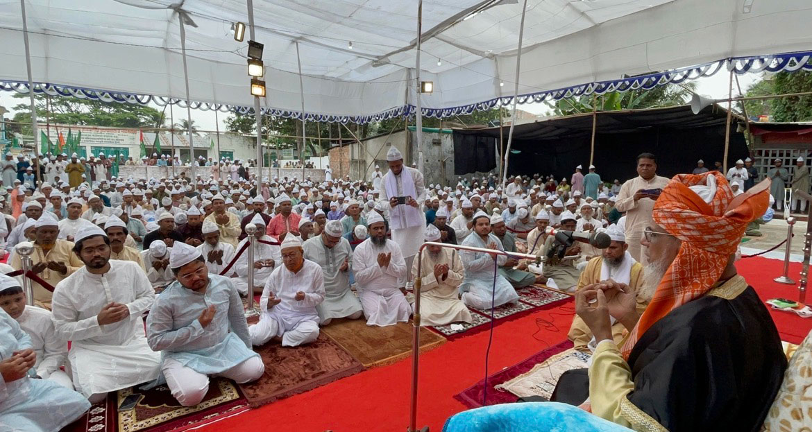 মমতাজিয়া দরবার শরিফ: সৌদির সঙ্গে মিল রেখে দুই শতাধিক গ্রামে ঈদ উদ্‌যাপন