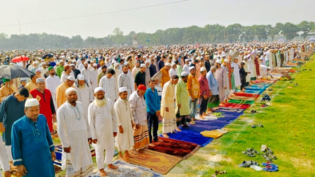 দক্ষিণ এশিয়ার সবচেয়ে বড় ঈদগাহ দিনাজপুর গোর-এ শহীদ ময়দানে পবিত্র ঈদুল আজহার নামাজে অংশ নেন মুসল্লিরা। ২২ একর আয়তনের এই ময়দানে ১৯৪৭ সাল থেকে ঈদের জামাত অনুষ্ঠিত হয়ে আসছে। ছবি: আজকের পত্রিকা